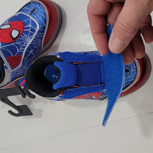 Boy's Spiderman Light-up Sneakers- size 7 - Picture 5 of 10